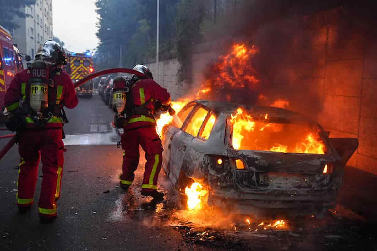 Francia: Macron llama a la calma tras disturbios por la muerte de un joven a manos de un policía